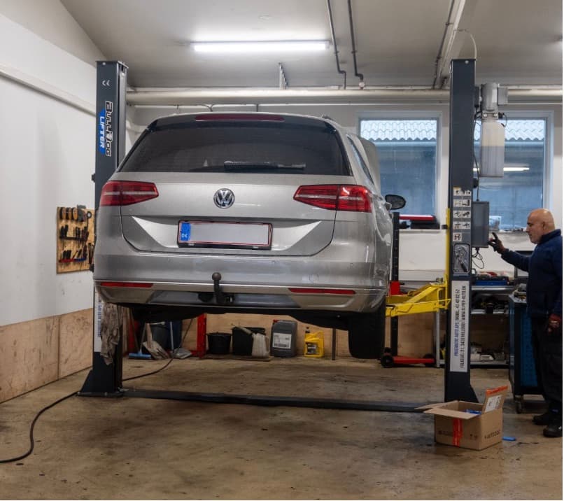 Bil på lift til tjek og skift af bremser hos Super Auto i Hillerød