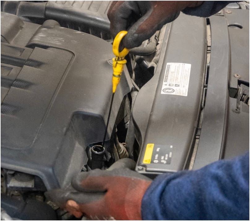 Reparation af motor på en bil hos Super Auto i Hillerød